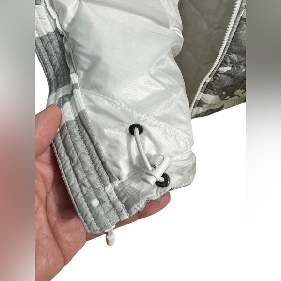 The North Face Gray and White Quilted
Thermoball Eco Jacket, size XL - Picture 10 of 15